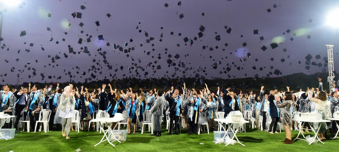 Üniversitemiz Stadyumu'nda Mezuniyet Coşkusu Yaşandı