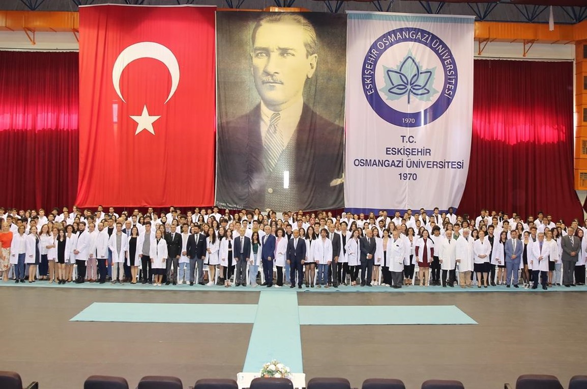 Tıp Fakültesi'nin Yeni Öğrencileri Beyaz Önlüklerini Giydi