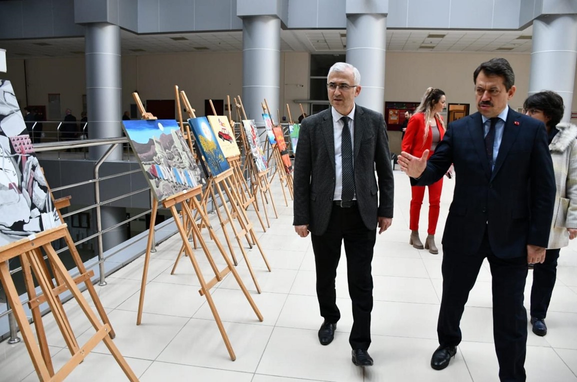 Rektör Prof. Dr. Kamil Çolak Depremzedelerle Dayanışma Kermesinde