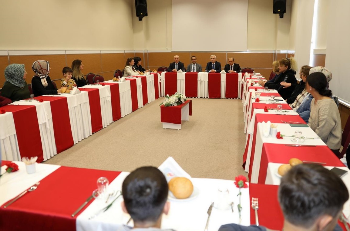 Üniversitemiz Yönetimi Depremzede Kadınlarımızın Dünya Kadınlar Günü'nü Unutmadı