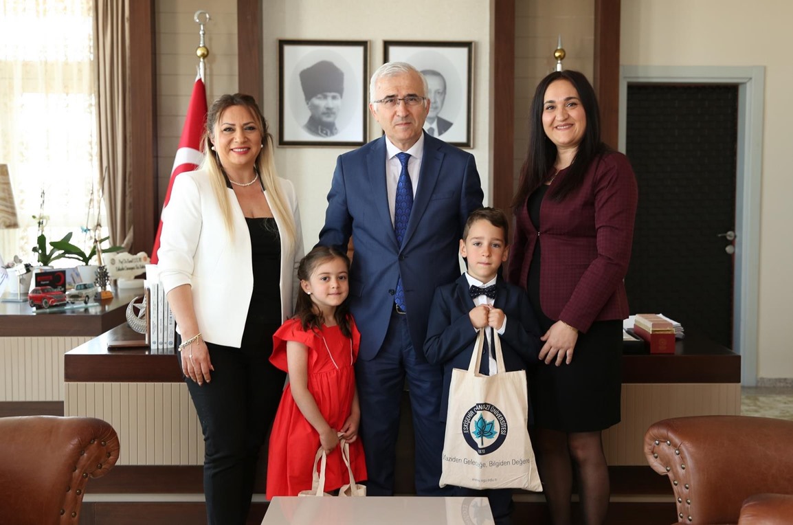 Miniklerden Rektör Prof. Dr. Kamil Çolak’a 23 Nisan Ziyareti