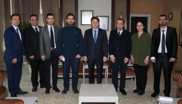 Üniversitemiz Rektörü Prof. Dr. Kemal Şenocak Mühendislik Mimarlık Fakültesinden Genç Akademisyenleri Makamında Kabul Etti