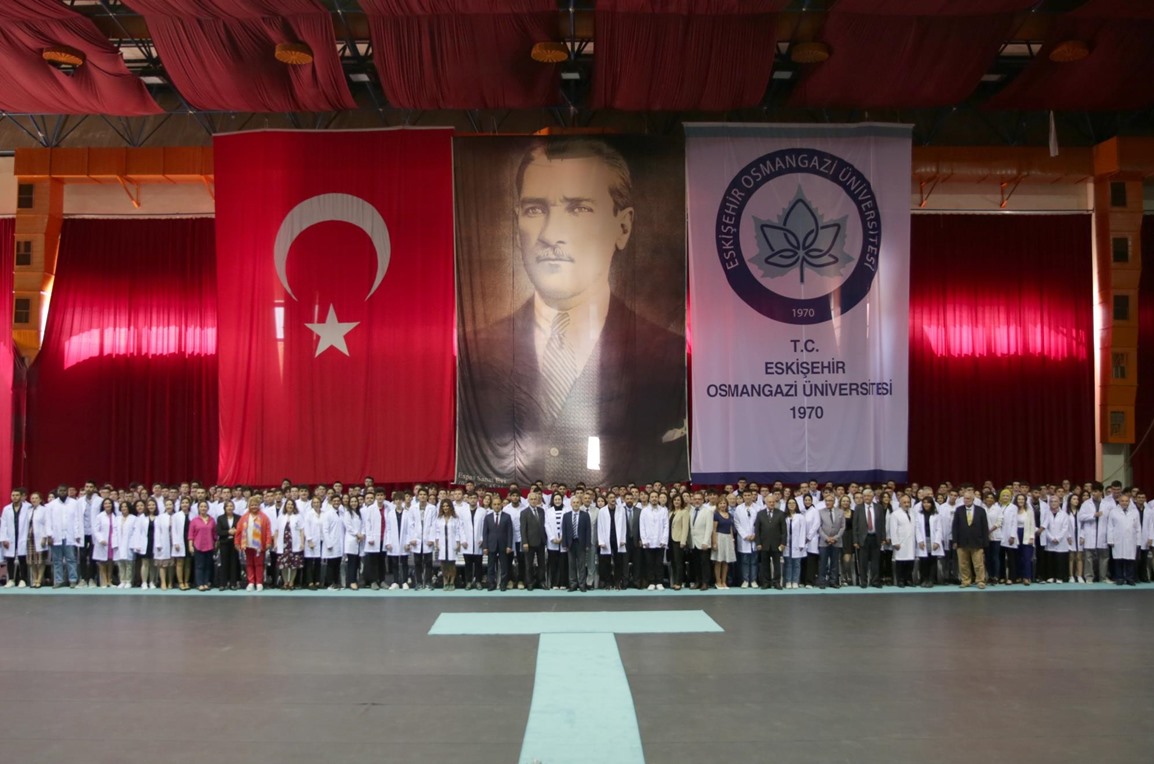 Tıp Fakültesi'nin Yeni Öğrencileri Beyaz Önlüklerini Giydi