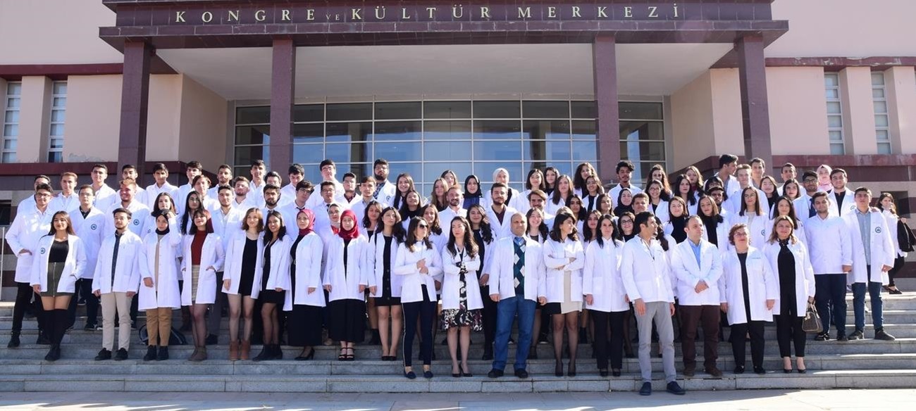ESOGÜ'lü Genç Diş Hekimi Adayları Beyaz Önlüklerini Giydi