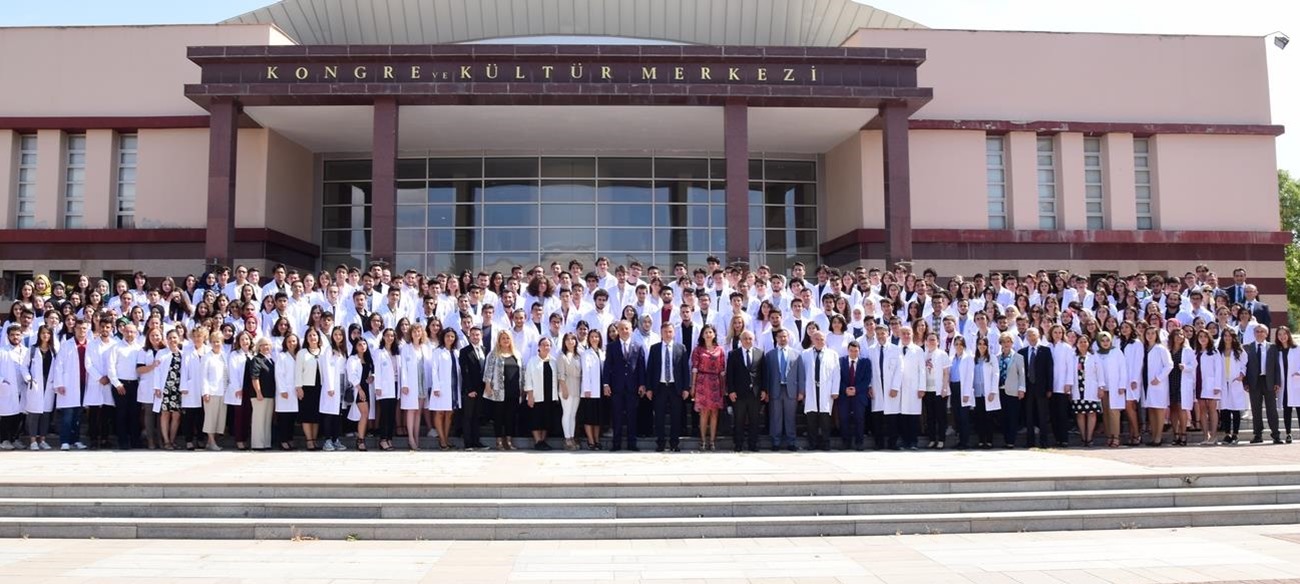 Tıp Fakültesi'nin Yeni Öğrencileri Beyaz Önlüklerini Giydi