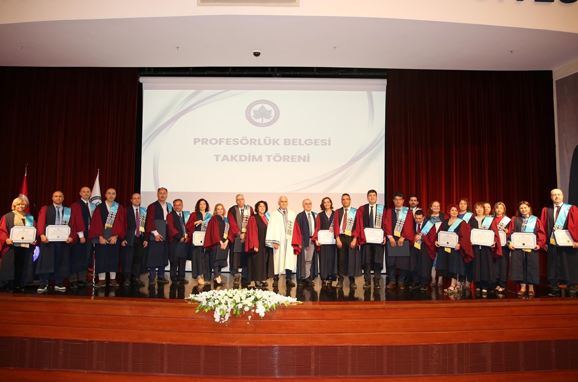 Görevde Yükselerek Profesör Ünvanı Alan Öğretim Üyelerimiz Cübbelerini Giydi