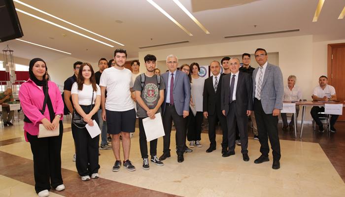 Rektör Prof. Dr. Kamil Çolak Kayıt Merkezi'ni Ziyaret Etti