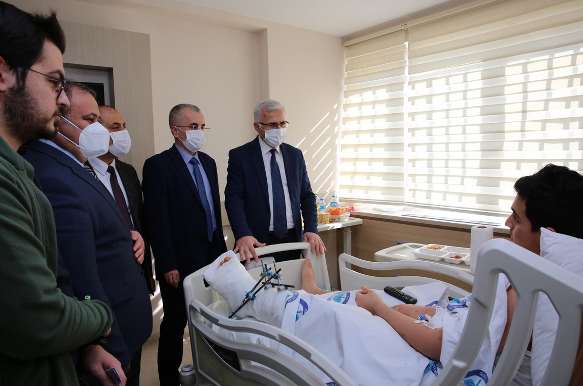 Üniversitemiz Yönetiminden Deprem Bölgesinden Sevk Edilen Yaralılara Ziyaret