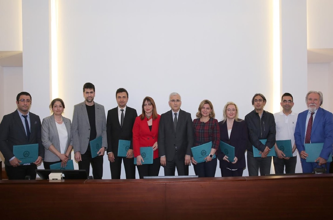Üniversitemiz Akademik Performansı Yüksek Personelini Onurlandırdı