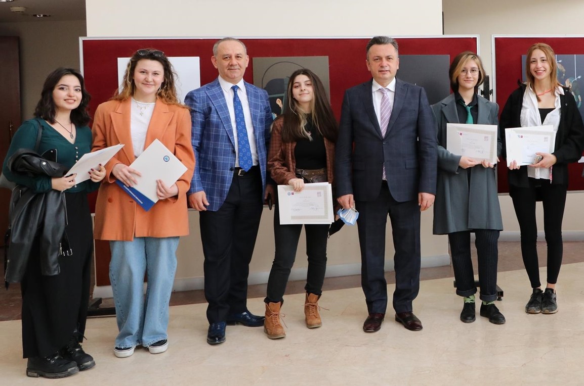 “Hayata Bağlı Ol” Ödüllü Afiş Tasarımı Yarışması Sergisi 