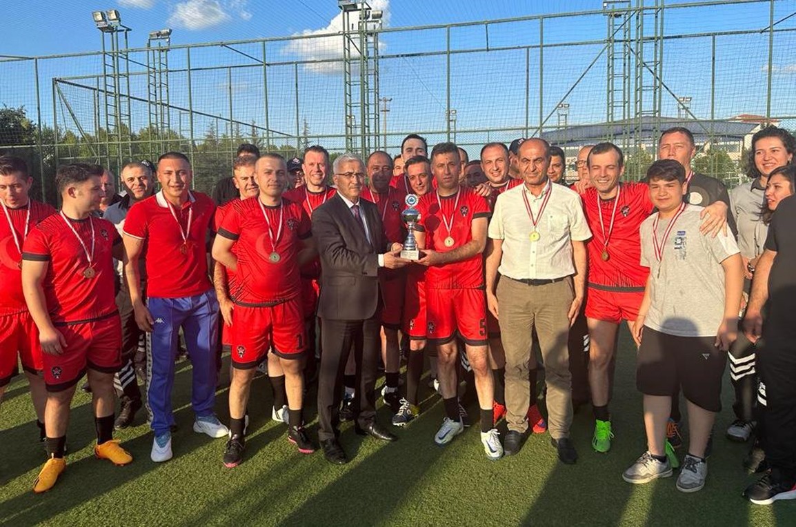 Üniversitemiz Birimler Arası Personel Futbol Turnuvası'nda Kupa Sahibini Buldu
