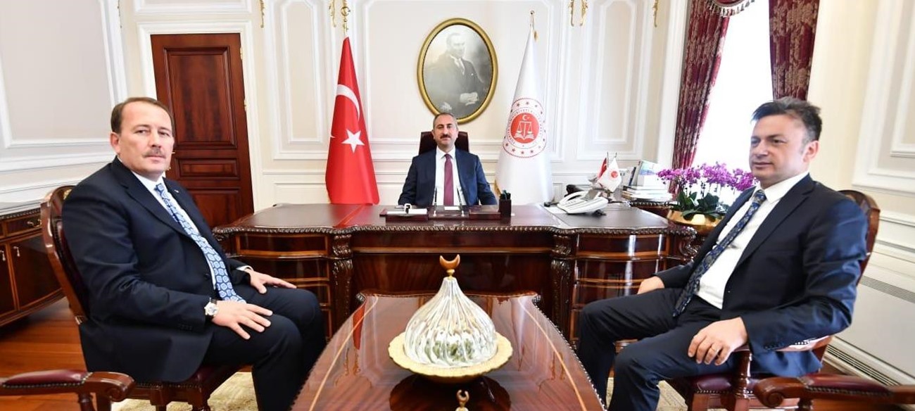Üniversitemiz Rektörü Prof. Dr. Kemal Şenocak Adalet Bakanı Abdülhamit Gül’ü Makamında Ziyaret Etti