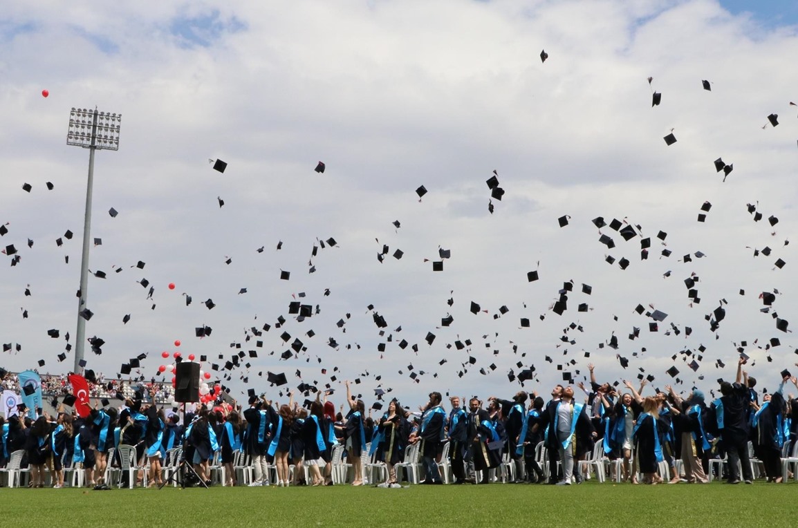 Üniversitemizde Mezuniyet Coşkusu Devam Ediyor