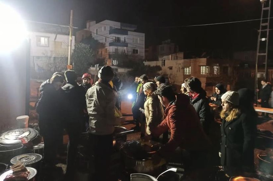 Üniversitemiz Öğrencilerinden Depremzedelere Sıcak Yemek