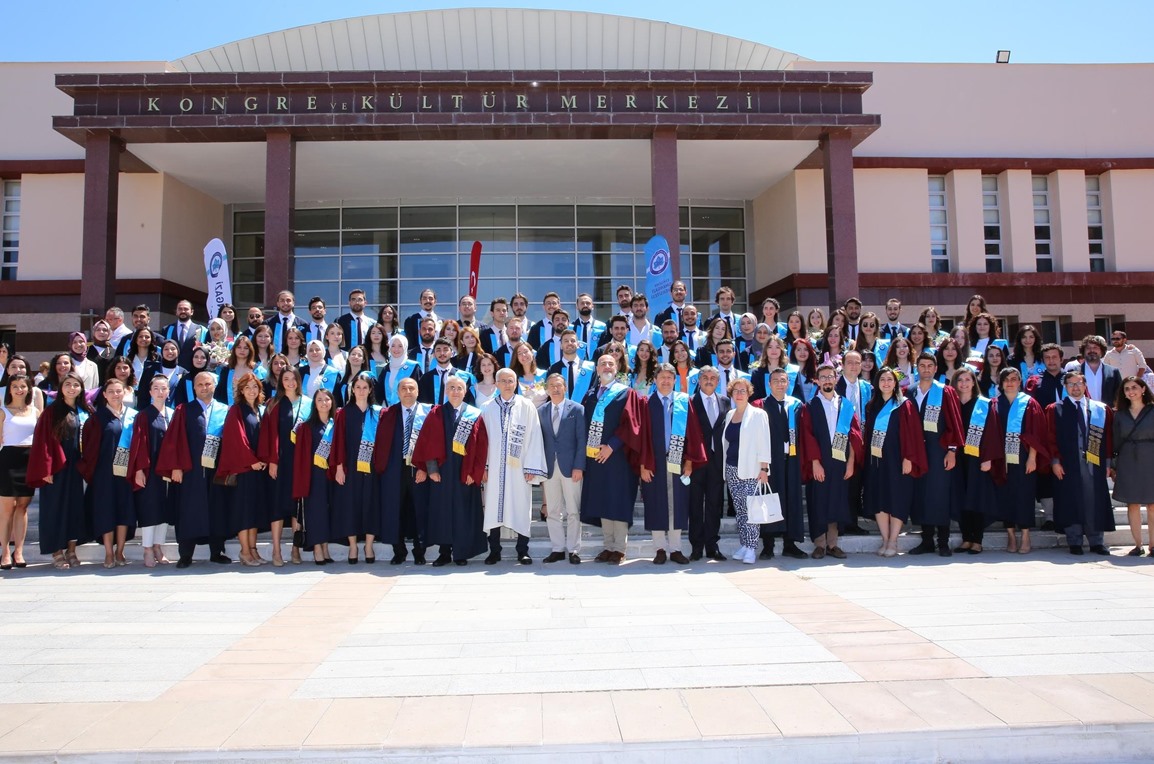 ESOGÜ Diş Hekimliği Fakültesi 2022 Mezunlarını Verdi