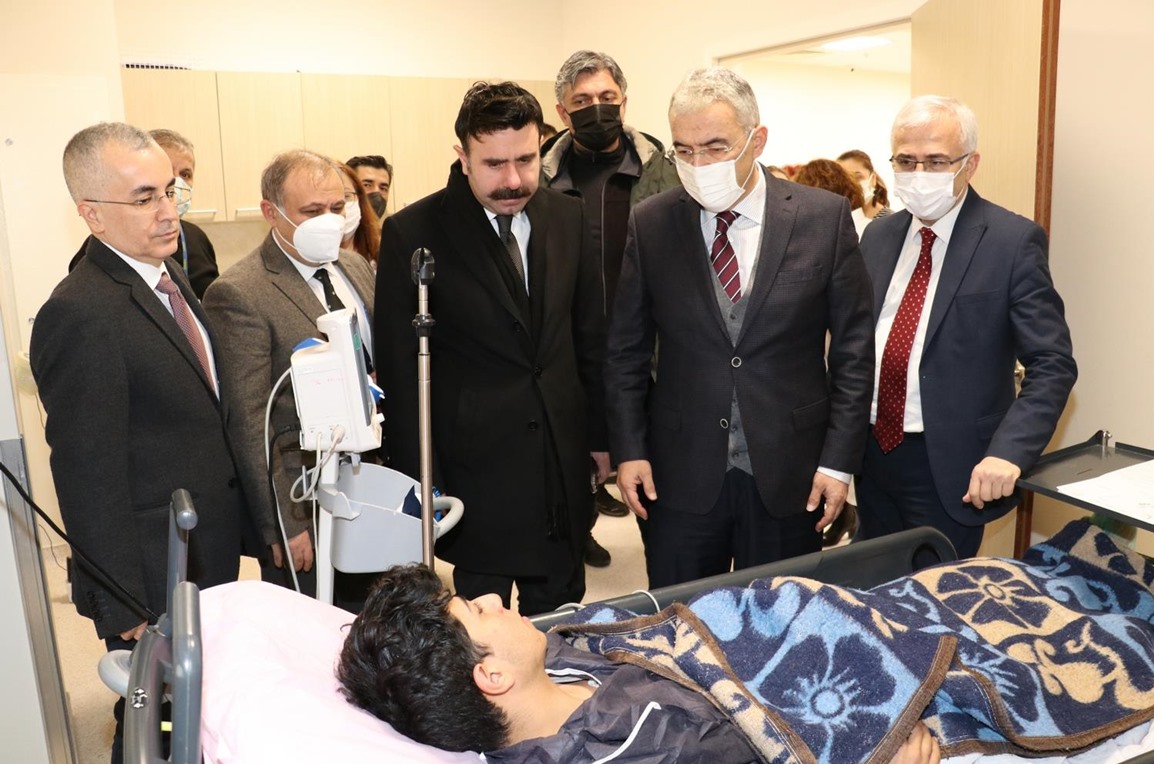 Vali Erol Ayyıldız ve Rektör Prof. Dr. Kamil Çolak’tan Deprem Bölgesinden Sevk Edilen Yaralılara Ziyaret