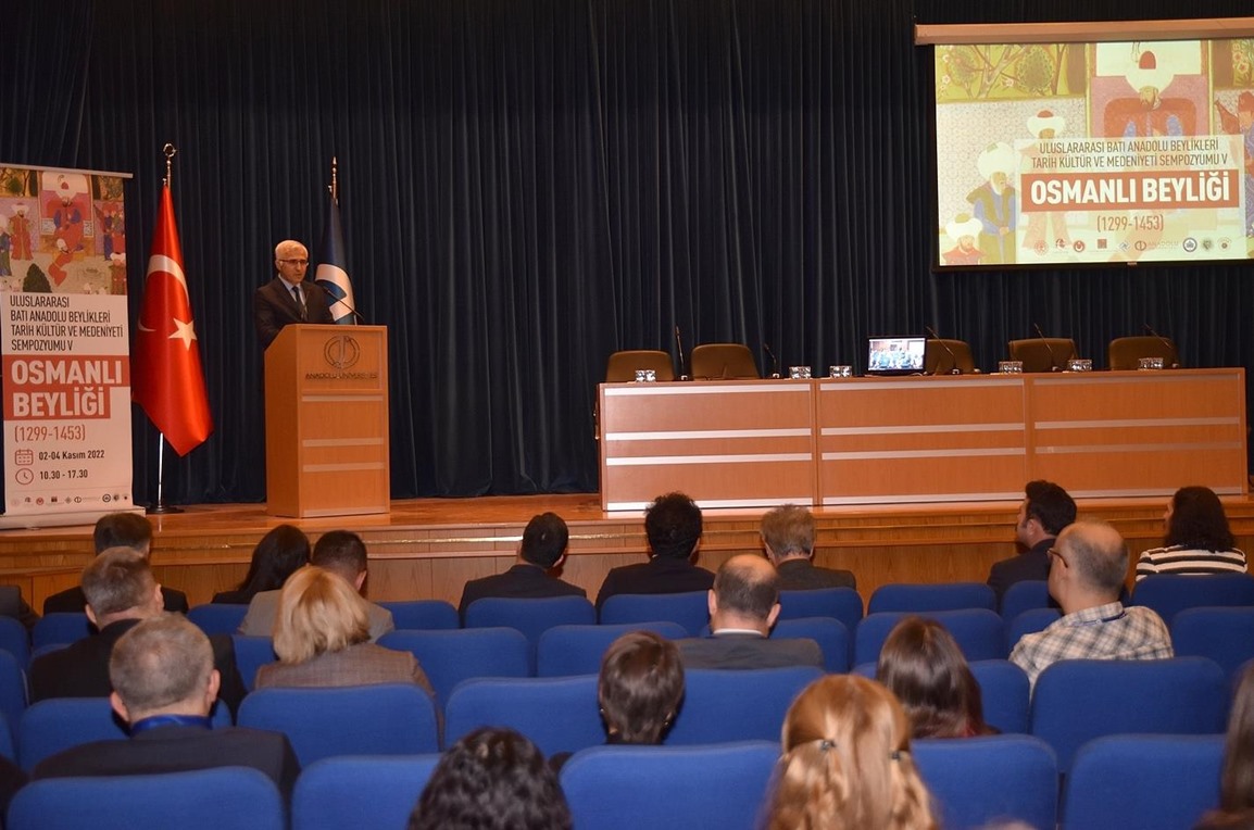 Üniversitemiz Rektörü Prof. Dr. Kamil Çolak 5. Uluslararası Batı Anadolu Beylikleri Tarih Kültür ve Medeniyet Sempozyumu'nda Konuştu