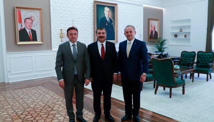 Üniversitemiz Rektörü Prof. Dr. Kemal Şenocak ve Rektör Yardımcısı Prof. Dr. Ali Arslantaş, Sağlık Bakanımız Dr. Fahrettin Koca'yı Makamında Ziyaret Etti