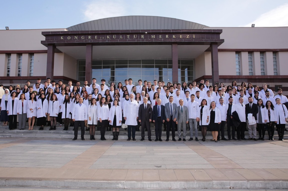 ESOGÜ'lü Genç Diş Hekimi Adayları Beyaz Önlüklerini Giydi