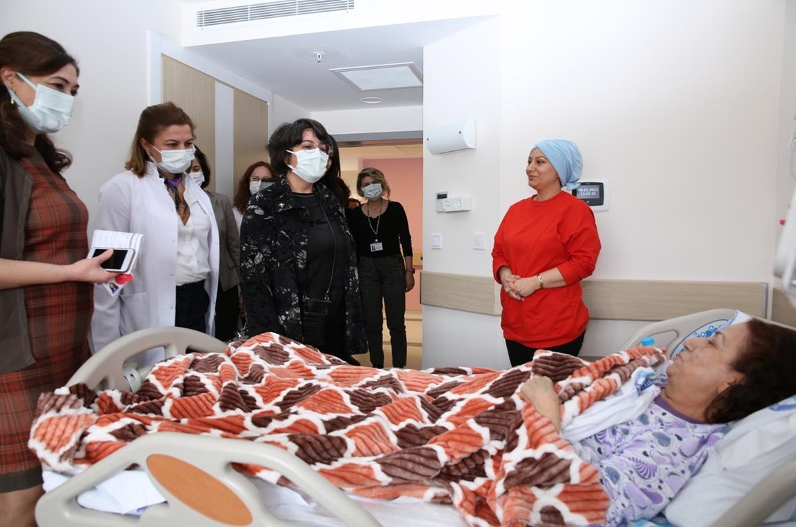 Kadın Yöneticilerimiz Hastanemizdeki Depremzede Kadın Hastaların Dünya Kadınlar Günü'nü Kutladı