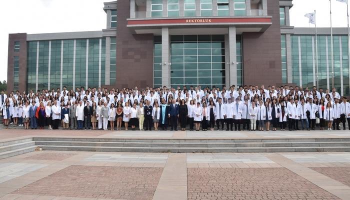 Tıp Fakültesi'nin Yeni Öğrencileri Beyaz Önlüklerini Giydi