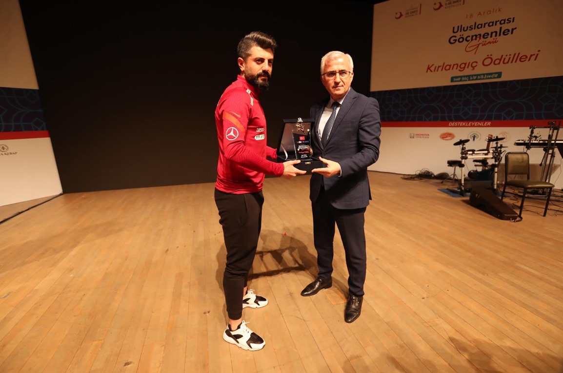 Rektörümüz’den Spor Ödülü Takdimi 